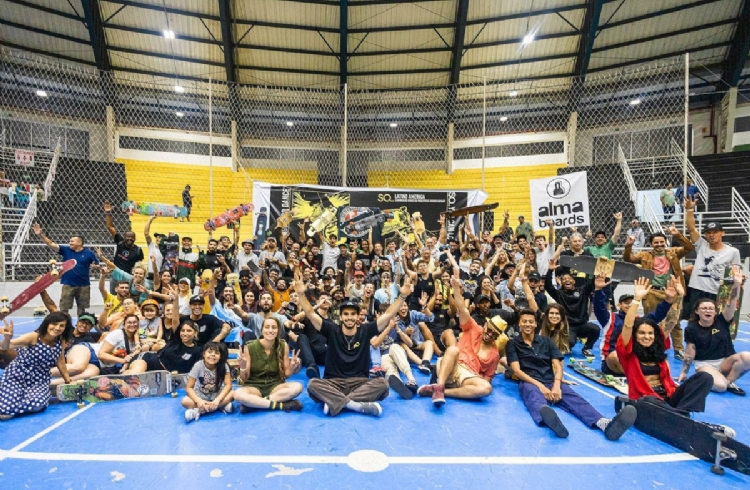 Skate nacional conquista 12 pdios e 6 ttulos no Campeonato Latino-Americano de Longboard Dance